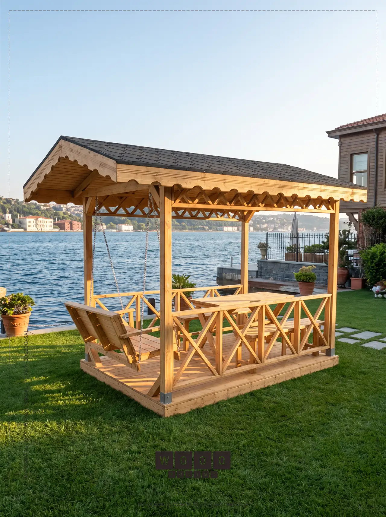 İstanbul Boğazı manzaralı lüks bir yalı bahçesinde, sabah güneşi altında entegre ahşap salıncağı ile sergilenen W-KAM-300SAL prestij seri dikdörtgen kamelya.